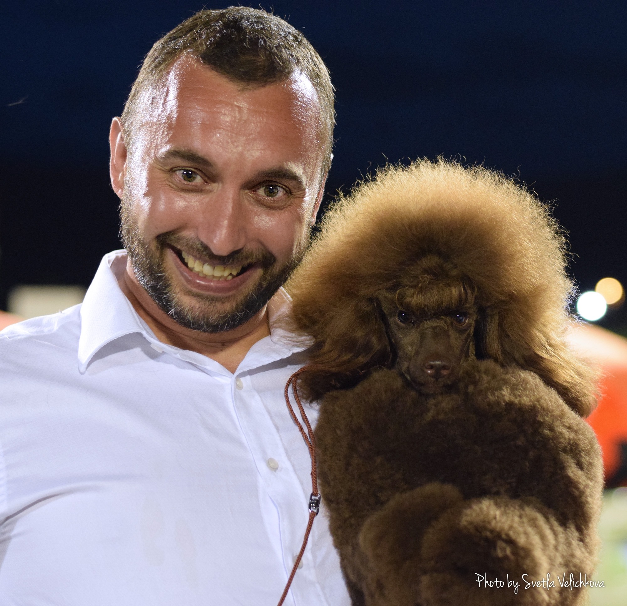 Пламен Бачовски с кафяв мини пудел.